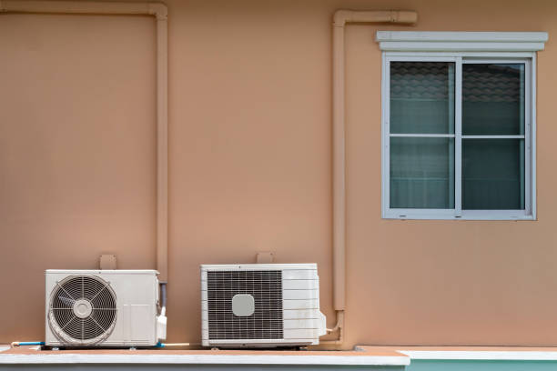 zwei arten von home klimaanlage kompressor spule installation auf dem balkon unter dem fenster des hauses. - air conditioner window heat hot day stock-fotos und bilder