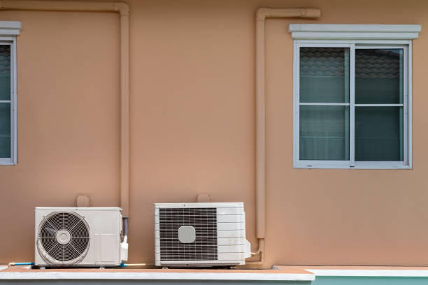 zwei arten von home klimaanlage kompressor spule installation auf dem balkon unter dem fenster des hauses. - air conditioner window heat hot day stock-fotos und bilder