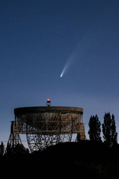 radiotelescopio y cometa jodrell c/2020 f3 (neowise) - jodrell bank radio telescope dish cheshire astronomy telescope observatory fotografías e imágenes de stock