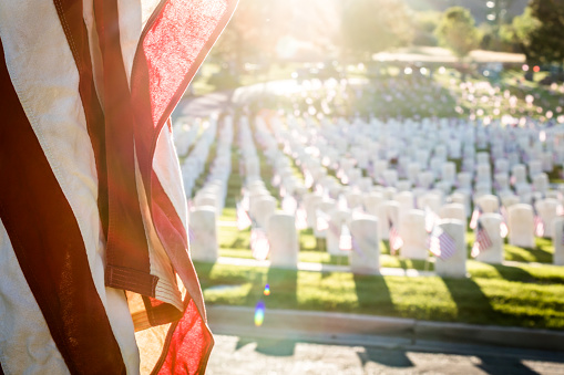 Lápidas militares decoradas con banderas para el Día de los Caídos photo