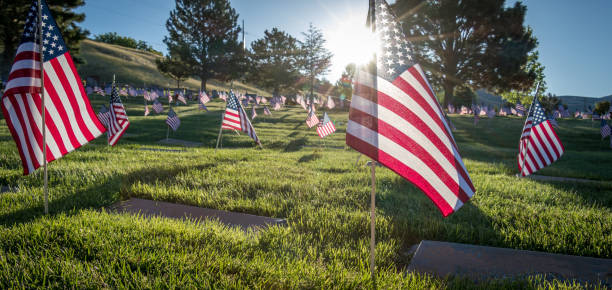 military headstones decorated with flags for memorial day - arlington virginia arlington national cemetery veteran cemetery imagens e fotografias de stock
