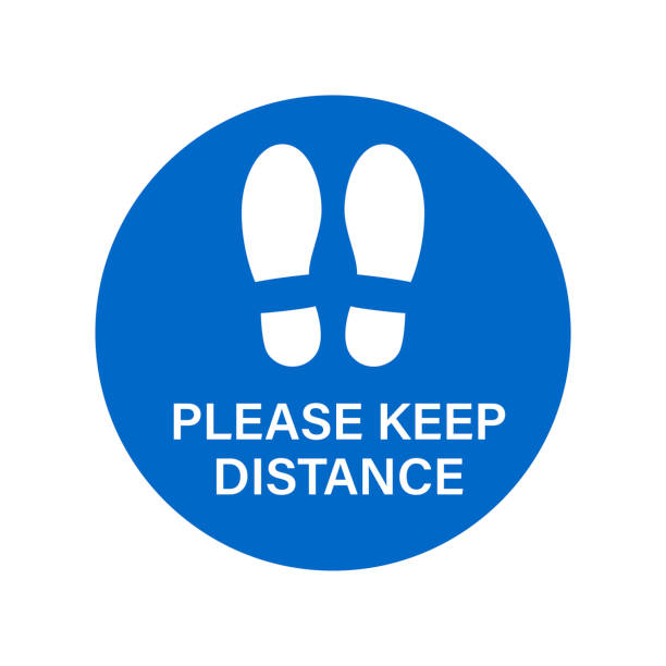 социальное дистанцирование, пожалуйста, встаньте здесь, держите ваши расстояние этаж маркировки наклейки. текст и отпечаток обуви. лифт, ли - distant sign stock illustrations