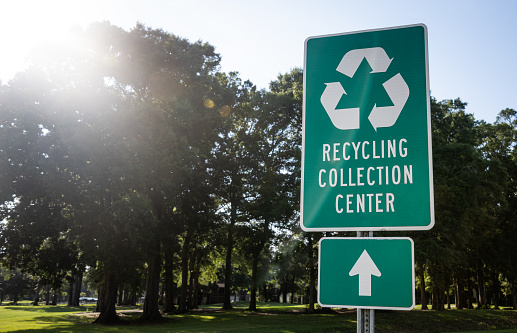 A road sign leads to a recycling collection center.