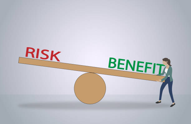 illustrations, cliparts, dessins animés et icônes de équilibre avec l’avantage du risque, les avantages et les inconvénients. - risk benefits