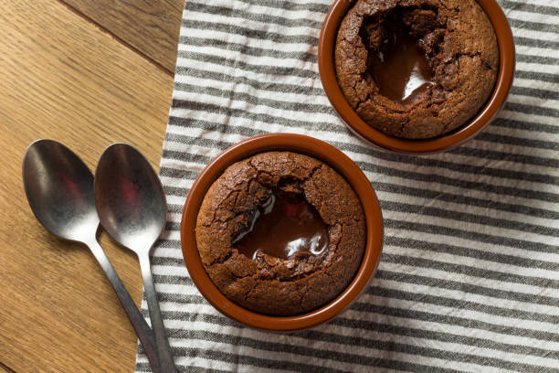 自家製チョコールト溶融溶岩ケーキ - plate ingredient food chocolate ストックフォトと画像
