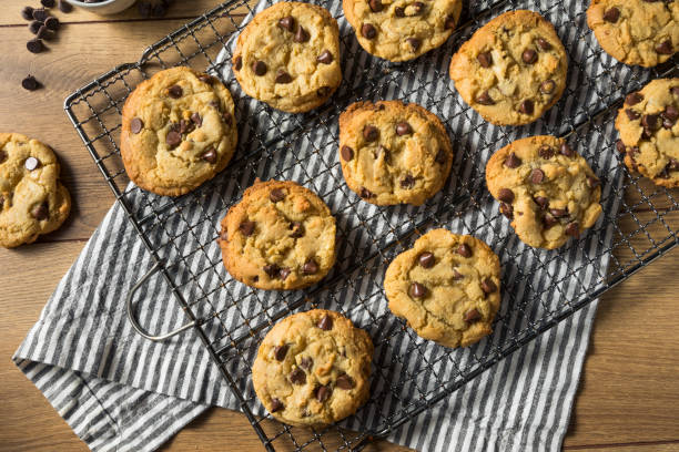 hausgemachte warm chocolate chip cookies - backen stock-fotos und bilder