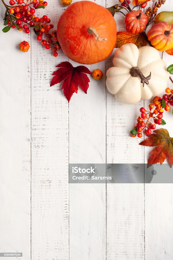 Herbsthintergrund aus gefallenen Blättern und Kürbissen auf holzfarbenem Vintage-Tisch - Lizenzfrei Herbst Stock-Foto