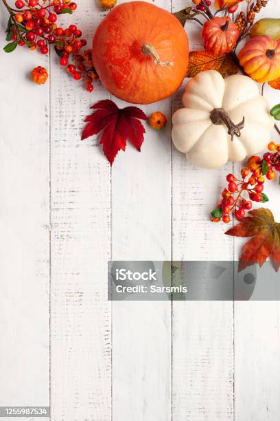 Herbsthintergrund Aus Gefallenen Blättern Und Kürbissen Auf Holzfarbenem Vintagetisch Stockfoto und mehr Bilder von Herbst