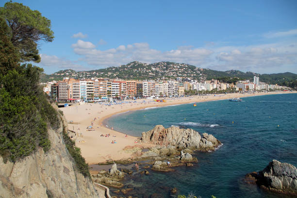 piękny widok na plażę miejską ze skałami w lloret de mar, costa brava, katalonia, hiszpania. morza śródziemnego. ośrodek letniskowy - port de barcelona zdjęcia i obrazy z banku zdjęć