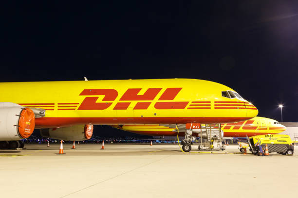 dhl boeing 757-200sf airplane stuttgart airport - dhl airplane freight transportation boeing imagens e fotografias de stock