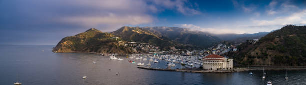 воздушная панорама тумана, висящего над авалоном, остров каталина - catalina island стоковые фото и изображения