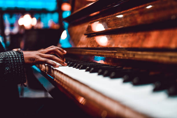 afrikanische männliche spielen schöne lied auf klavier - pianist stock-fotos und bilder