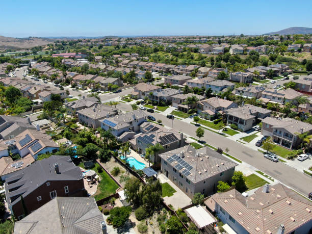 vista aérea de grandes villas en el barrio suburbano en san diego - aerial view building exterior suburb neighbor fotografías e imágenes de stock