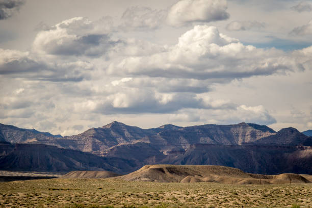 chaîne de montagnes du désert avec ciel nuageux - mountain range utah sky mountain photos et images de collection