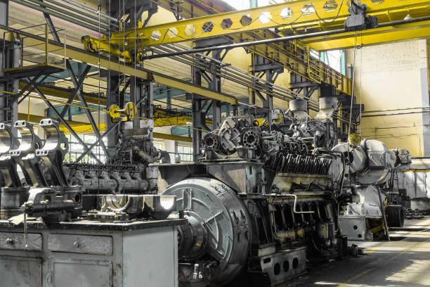 motore locomotiva diesel in un'officina di deposito di riparazione con gru a ponte - diesel locomotive foto e immagini stock