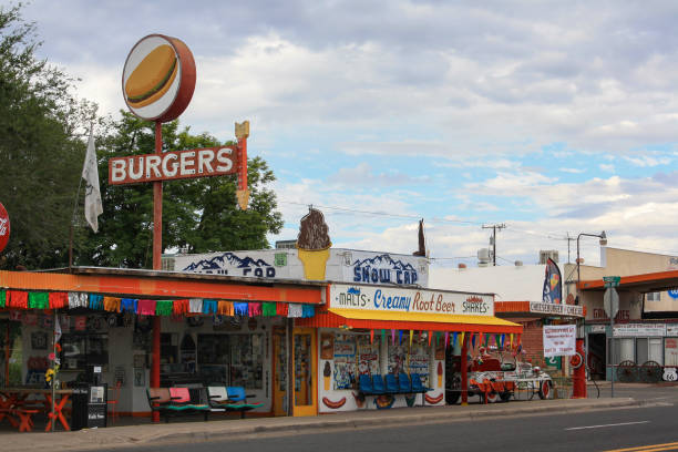 delgadillo’s snow cap on historical route 66 in seligman, arizona - route 66 old fashioned roadside commercial sign imagens e fotografias de stock