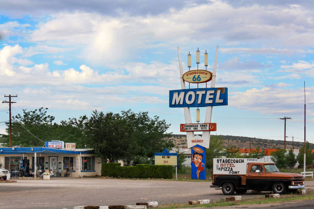 stagecoach 66 motel na histórica rota 66 em seligman, arizona - route 66 sign hotel retro revival - fotografias e filmes do acervo