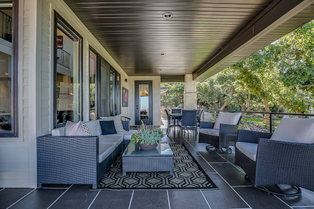 Covered patio deck with an ample amount of seating A perfect showcase home ready for entertaining and hosting large gatherings patio cover stock pictures, royalty-free photos & images