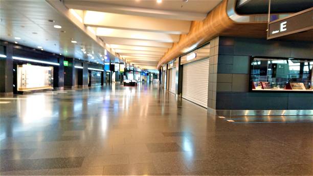 początek lipca. puste lotnisko w zurychu . - swiss culture airplane airport business zdjęcia i obrazy z banku zdjęć