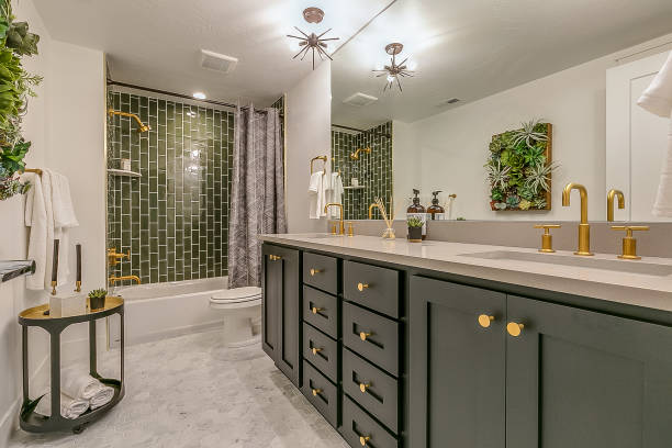 azulejo verde da belleza y encanto único a este baño en el sótano - bathroom contemporary sink faucet fotografías e imágenes de stock