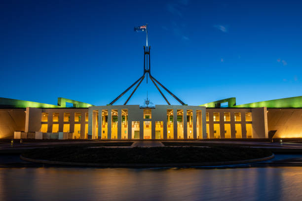 новый здание парламента, канберра, act, австралия с австралийским флагом, развеваемый в сумерках - city urban scene canberra parliament house australia стоковые фото и изображения