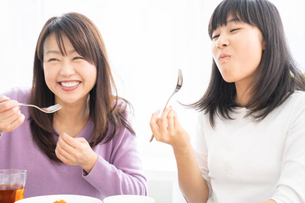 asian parent and daughter - salad japanese culture japan asian culture imagens e fotografias de stock