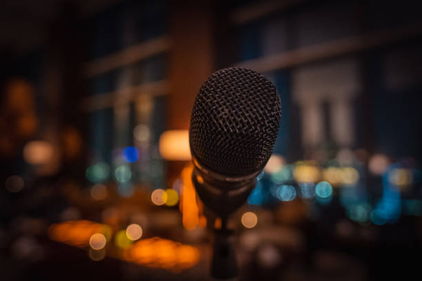 microfone para a performance - nightclub singer - fotografias e filmes do acervo