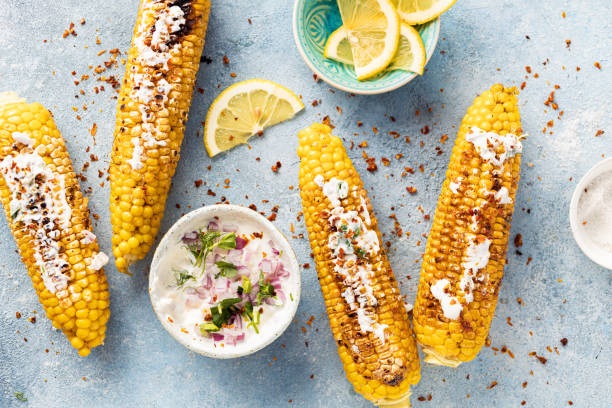 milho de espiga frita com molho vegano vista para saborear e alimentos saudáveis - corn corn on the cob grilled roasted - fotografias e filmes do acervo