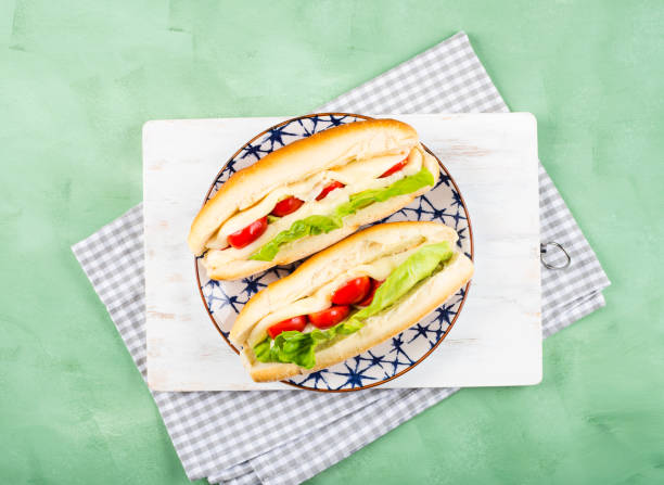 багетный сэндвич с помидорами и сыром - tomato stuffed two objects plate стоковые фото и изображения