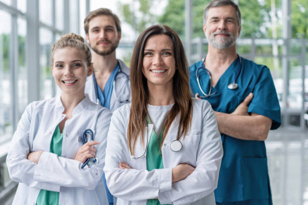 gruppo di personale medico sorridente in ospedale. - doctor healthcare and medicine human resources teamwork foto e immagini stock