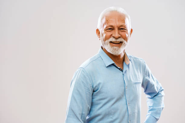 hombre mayor feliz - hombres mayores fotografías e imágenes de stock