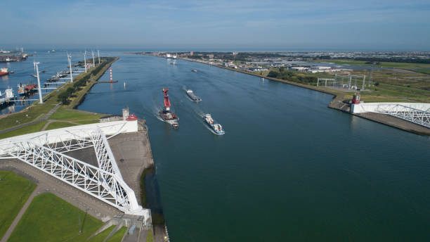 immagine aerea della barriera anti-tempesta maeslantkering sul new waterway - nieuwe waterweg foto e immagini stock