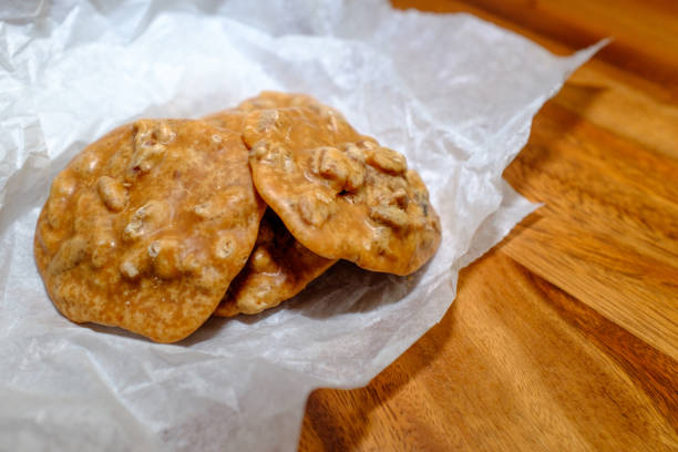 pralines de pacane, une délicatesse de la nouvelle-orléans, louisiane - praline photos et images de collection