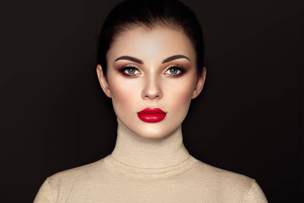 beau visage de femme avec le maquillage parfait - red lipstick photos et images de collection