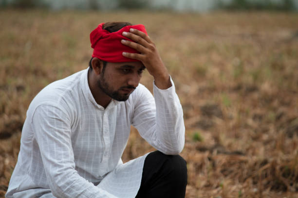 agricultor deprimido en el campo agrícola - men mental illness loss despair fotografías e imágenes de stock