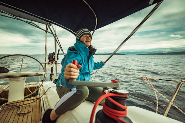 frau auf der segelyacht - sailing cable winch yacht sport stock-fotos und bilder