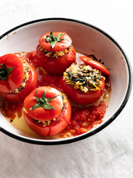 tomates rellenos - stuffed tomato fotografías e imágenes de stock