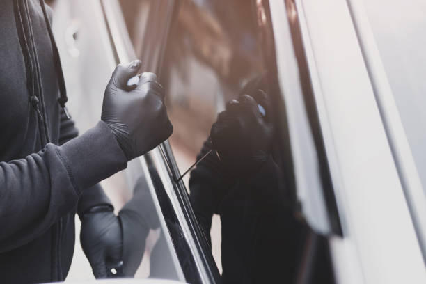 o ladrão está roubando a bolsa no carro. - burglary thief fear burglar - fotografias e filmes do acervo