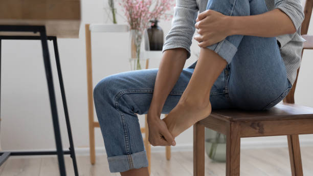 sluit omhoog van vermoeide vrouwelijke massagevoet die aan pijn lijdt - woman foot stockfoto's en -beelden