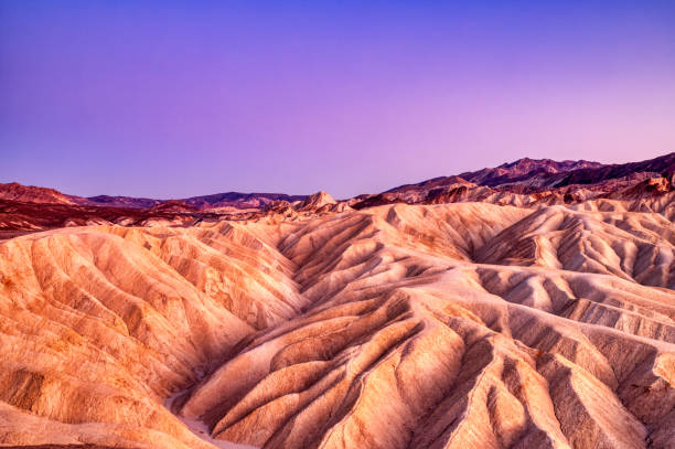 badlands vue de zabriskie point dans le parc national de la vallée de la mort à dusk, californie - point de pression photos et images de collection