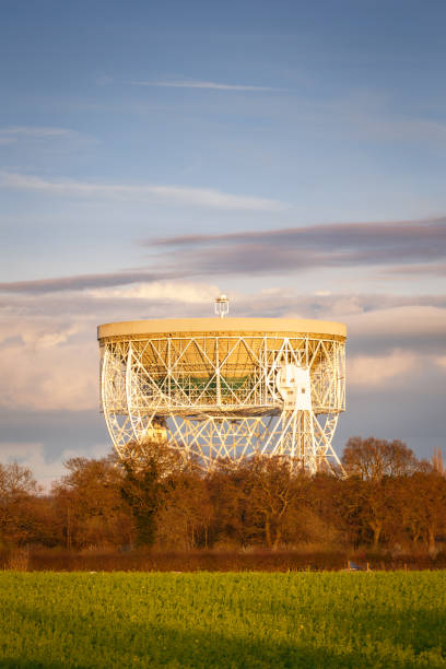 radiotelescopio del banco jodrell, patrimonio mundial de la unesco - jodrell bank radio telescope dish cheshire astronomy telescope observatory fotografías e imágenes de stock