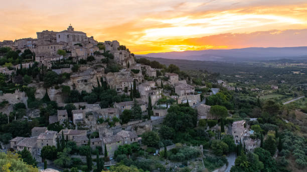 istock Goult in Provence, village 1256103894