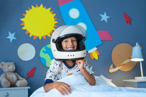 kind spielt astronaut in seinem dekorierten schlafzimmer - discovery aspirations pilot child stock-fotos und bilder