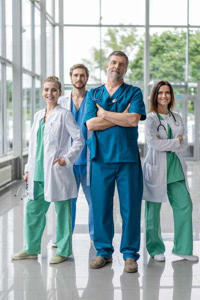 gruppo di personale medico sorridente in ospedale. - doctor healthcare and medicine human resources teamwork foto e immagini stock