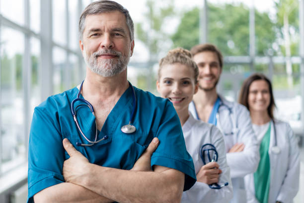 병원에서 의료 팀을 이끄는 의사. - healthcare and medicine smiling group of people lab coat 뉴스 사진 이미지