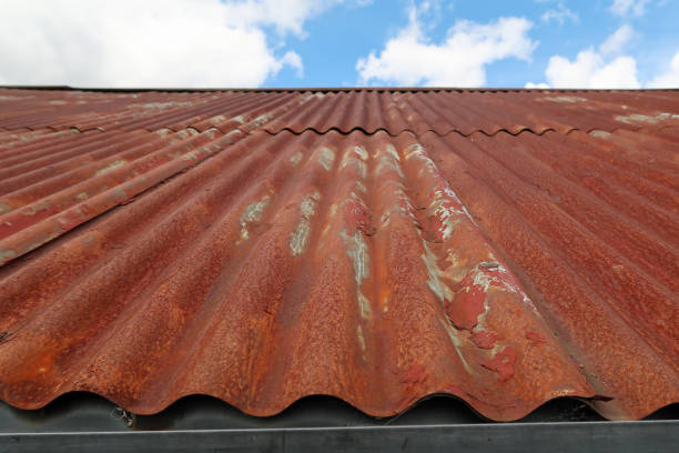 красный коричневый ржавый гофрированной железной крышей. - corrugated iron tin rusty metallic стоковые фото и изображения