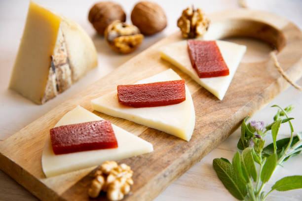 fromage de chèvre biologique haut de gamme avec coing sur une fromagerie rustique en bois. - quince photos et images de collection