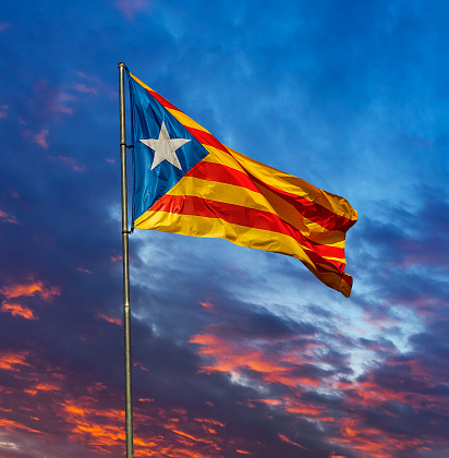 Bandera De Senyera Estelada al atardecer cielo dramático. photo