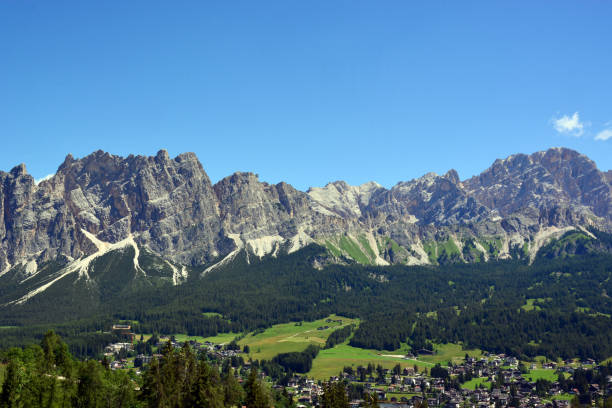 il cristallo domina cortina d'ampezzo - tofane foto e immagini stock