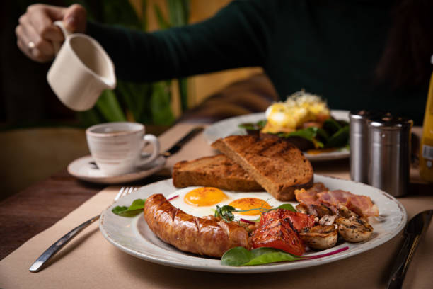 full english breakfast - fried egg, baked beans, bacon, sausages - english tomato imagens e fotografias de stock